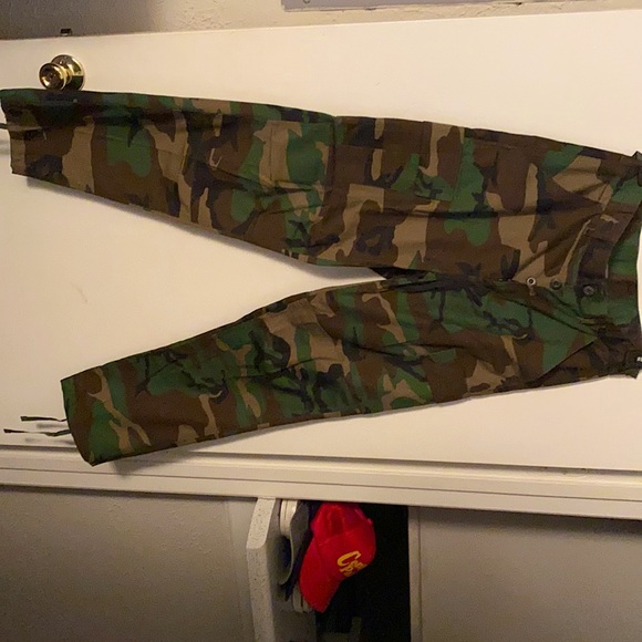 Camouflage pant only worn once - Picture 3 of 6